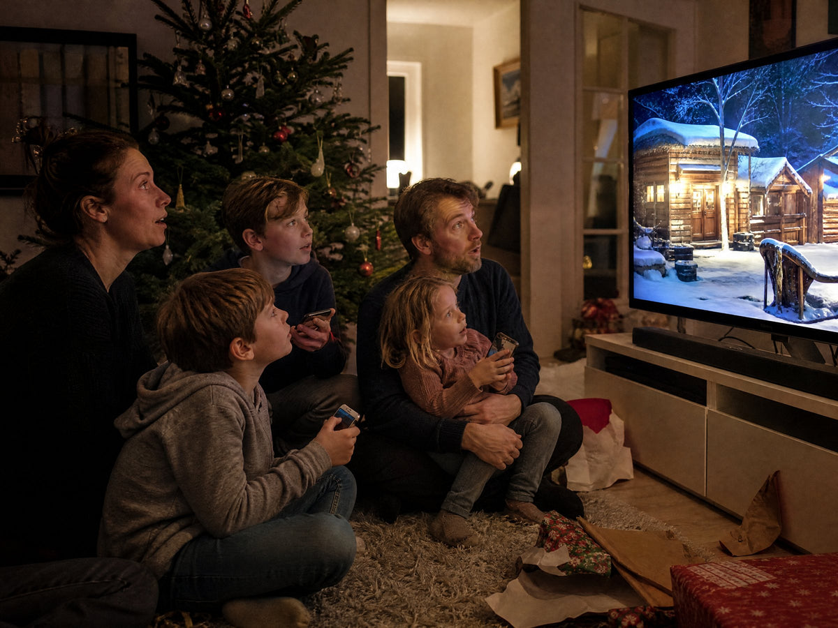 Familie spielt Mission: Rettet Weihnachten! vor dem Fernseher